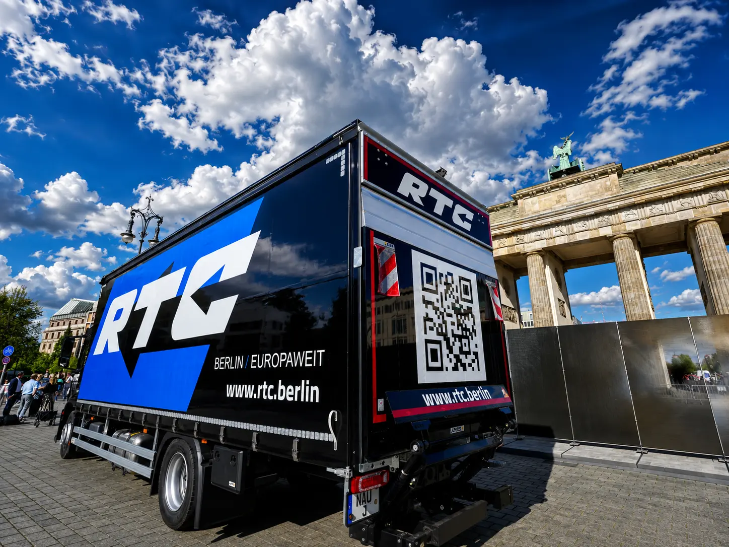 Ciężarówka RTC przy Bramie Brandenburskiej