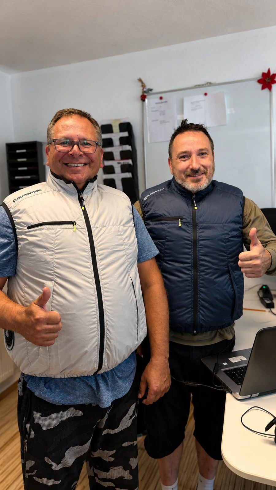 Zwei lächelnde RTC-Lagermitarbeiter