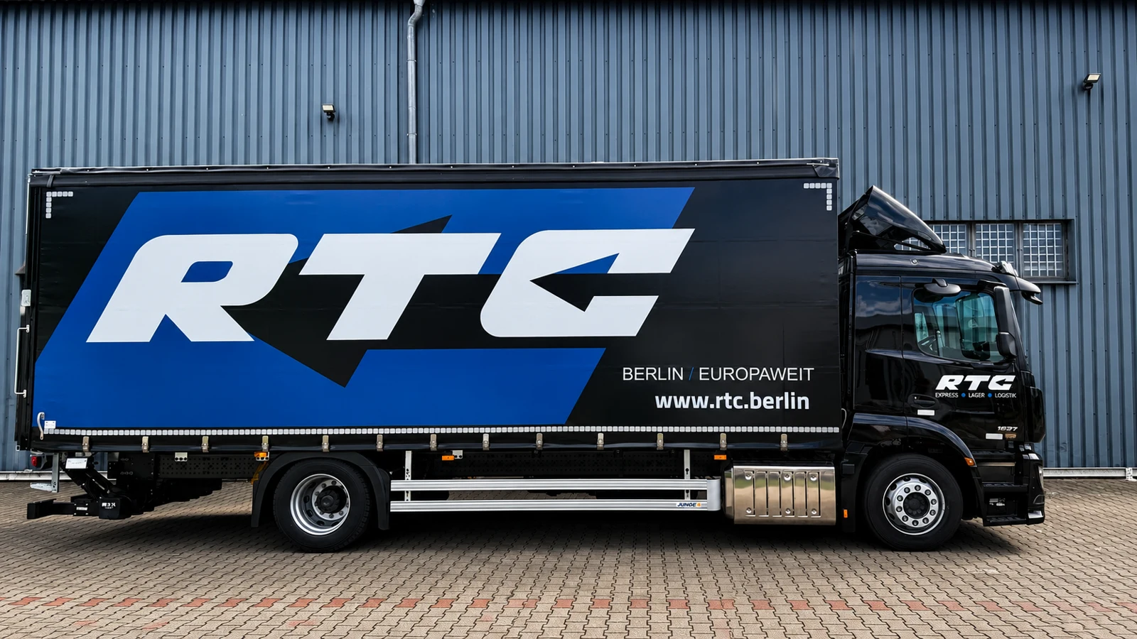 RTC-Planen-Lkw vor der Lagerhalle