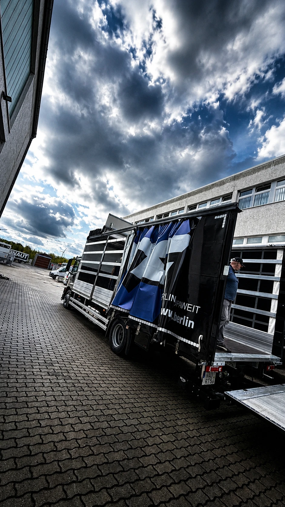 RTC-Lkw mit geöffneter Seitenplane und Ladebordwand
