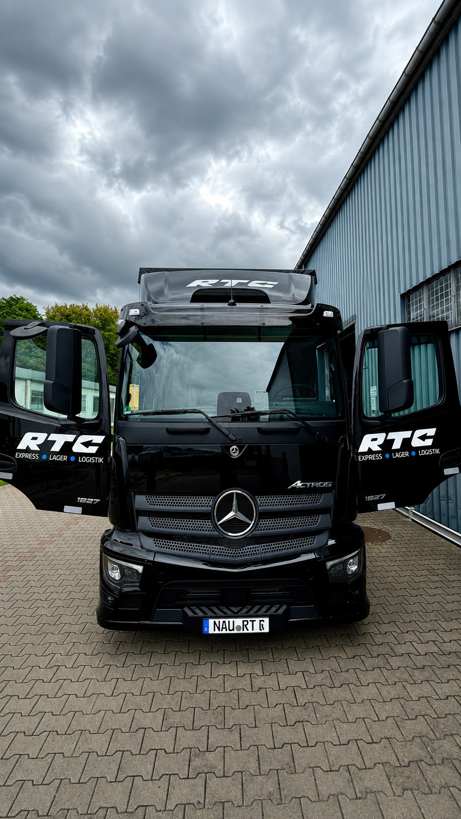 RTC Mercedes-Benz Actros vor der Lagerhalle